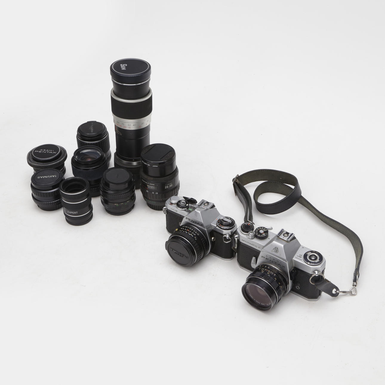 KAMERAS, Pentax 2 Stück und lose Objektive 7 Stück.