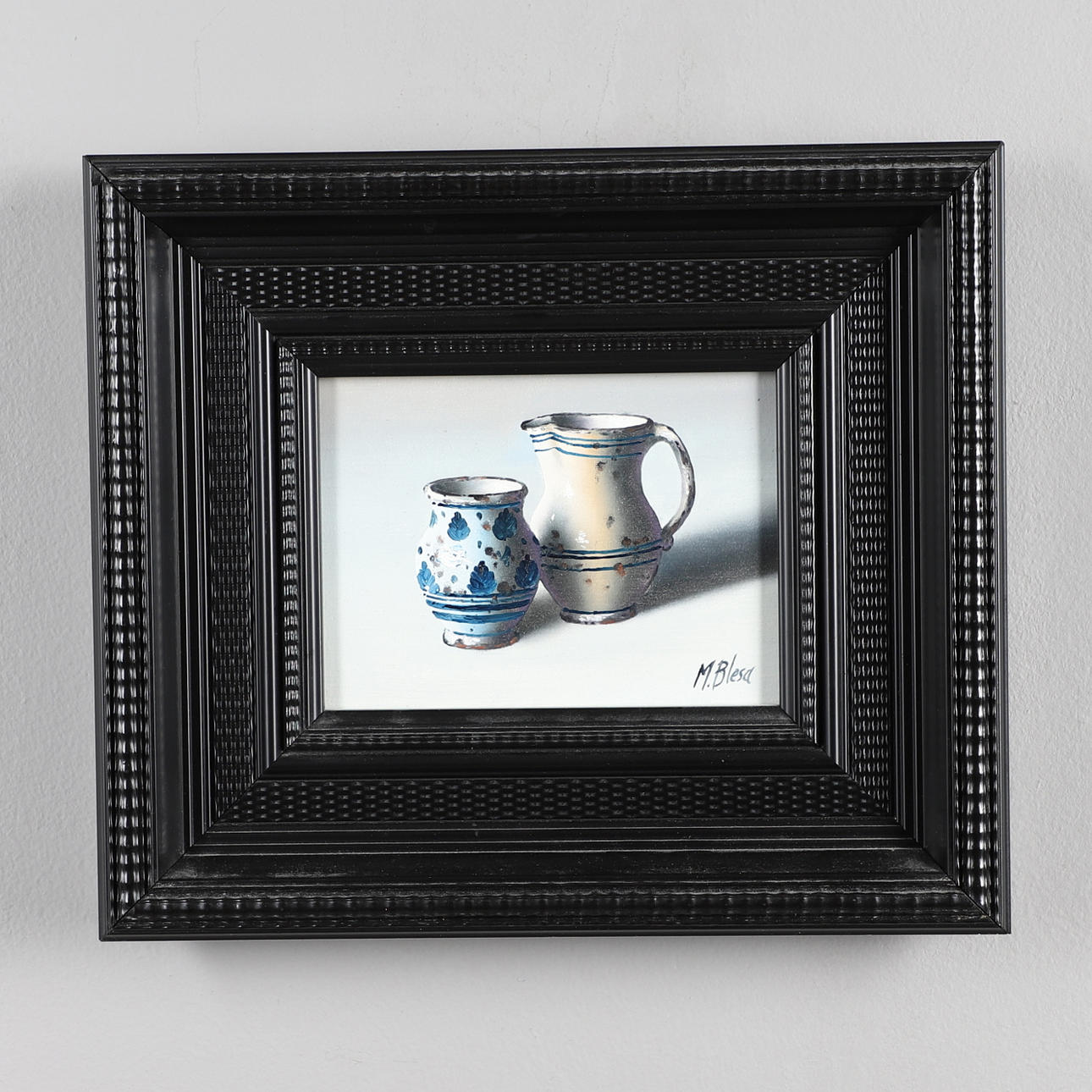 MANUEL BLESA (B.1945). STILLLEBEN EINER KANNE UND EINER KLEINEN VASE.