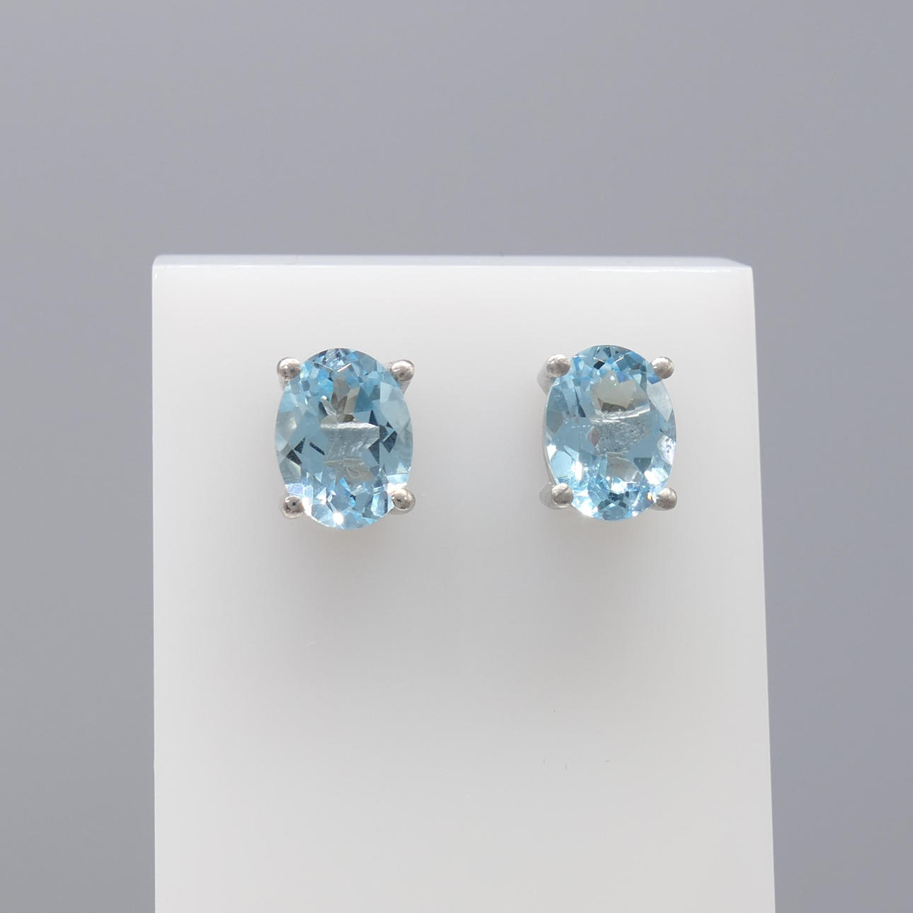 Øreringe med naturlig akvamarin.