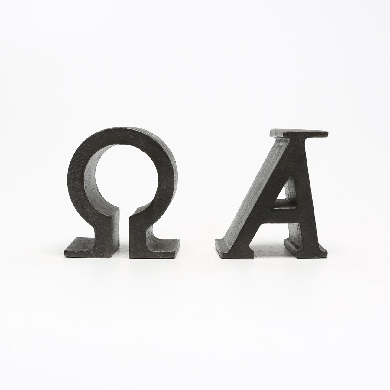 ESTRID ERICSON. Dos letras de hierro fundido, Svenskt Tenn, modernas.