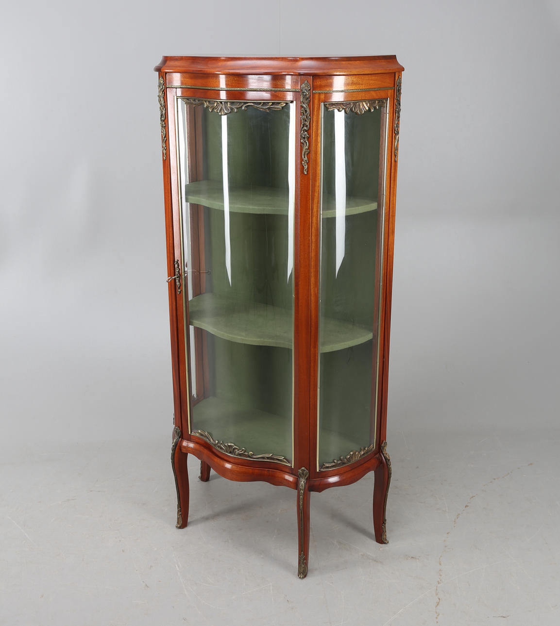 VITRINSKÅP, rokokostil, 1900-tal.