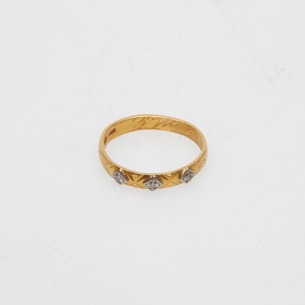 RING, 23 k, guld med 3 diamanter, 1906, total vikt ca. 3,9 gram.