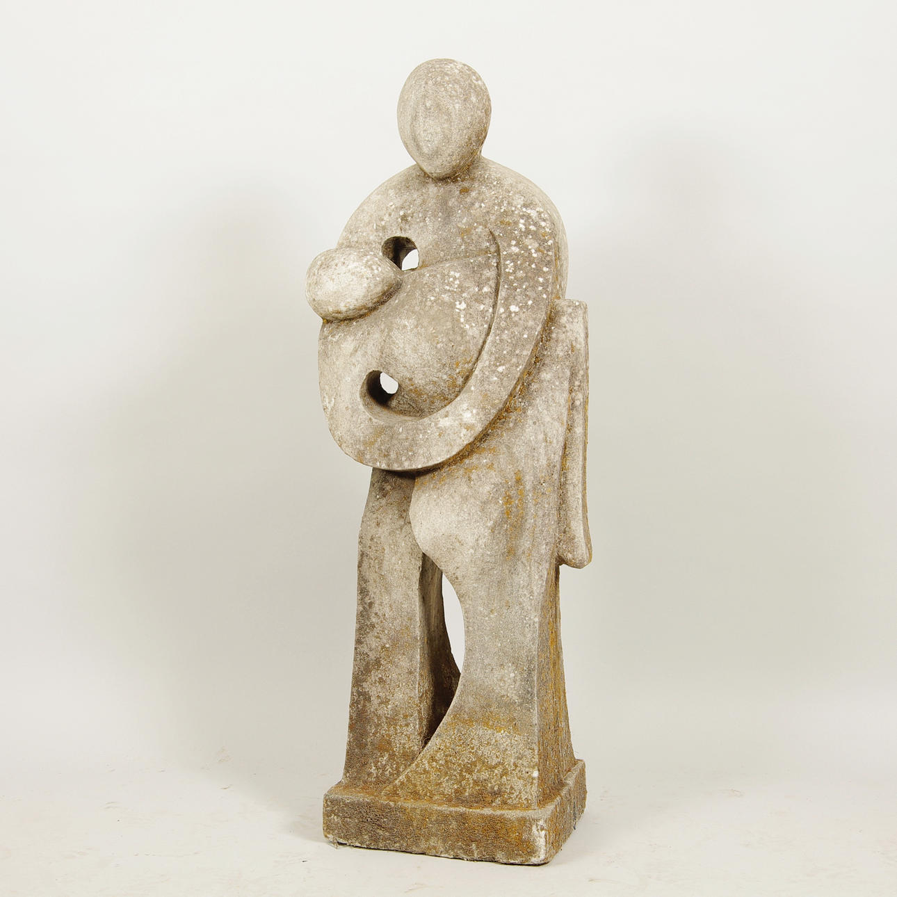 TRÄDGÅRDSSPULPTUR, sandsten, kvinna med barn.