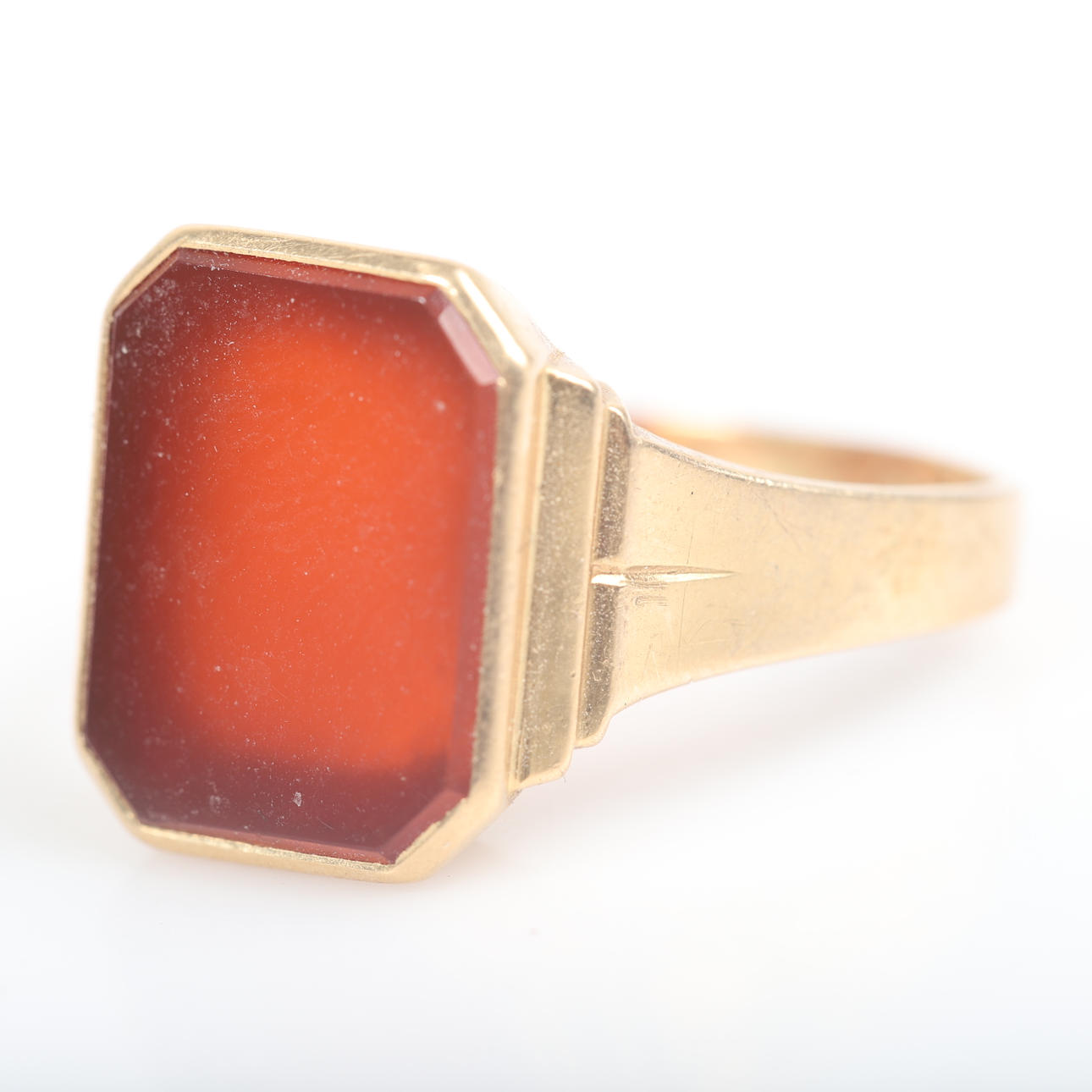 HÆLRING, 18 K guld med karneol.