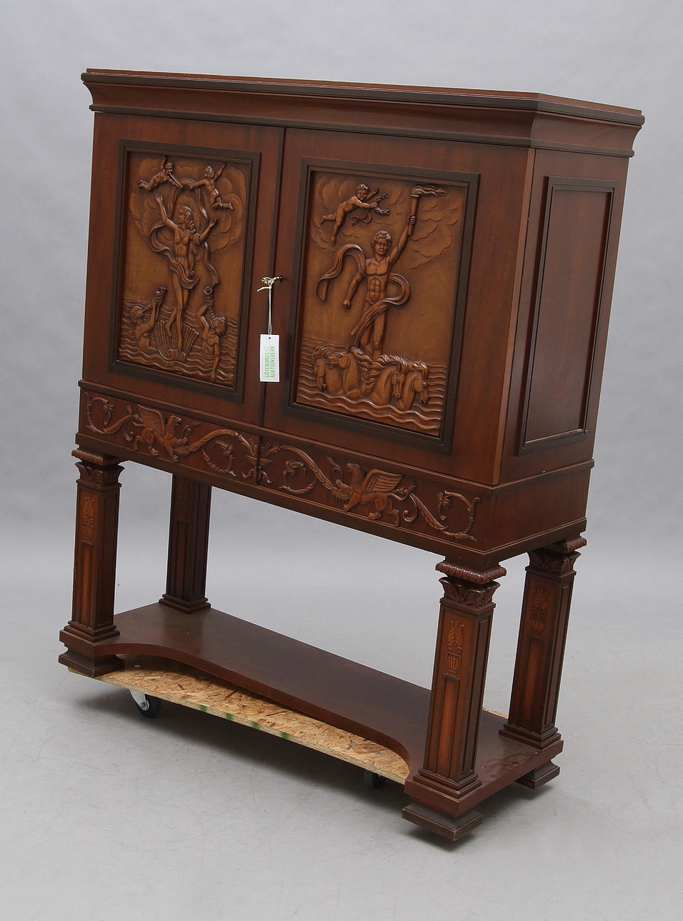 SKÅP. Skulpterade dörrar, 1900-talets mitt.