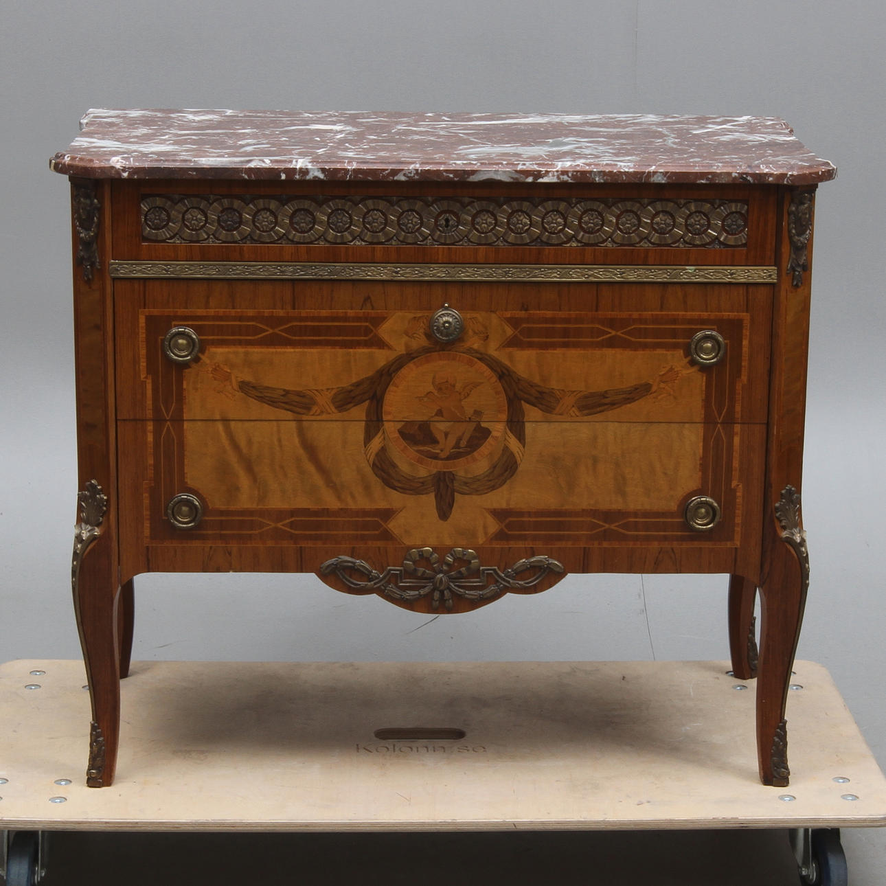 BYRÅ med stenskiva, gustaviansk stil, 1900-tal.