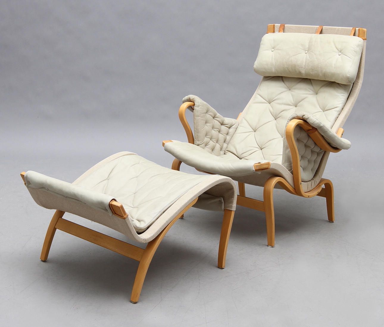 FÅTÖLJ MED FOTPALL. "Pernilla", Bruno Mathsson.