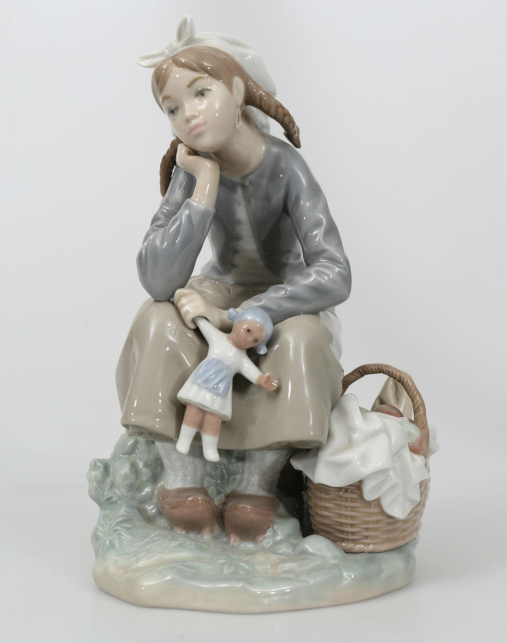 FIGURIN, porslin, Flicka med docka, Lladro.