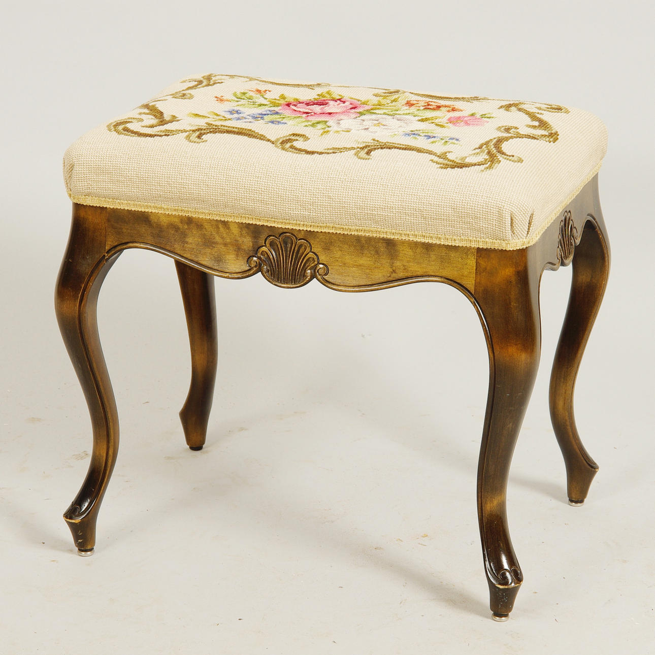 PALL, björk med broderad sits, rokokostil.