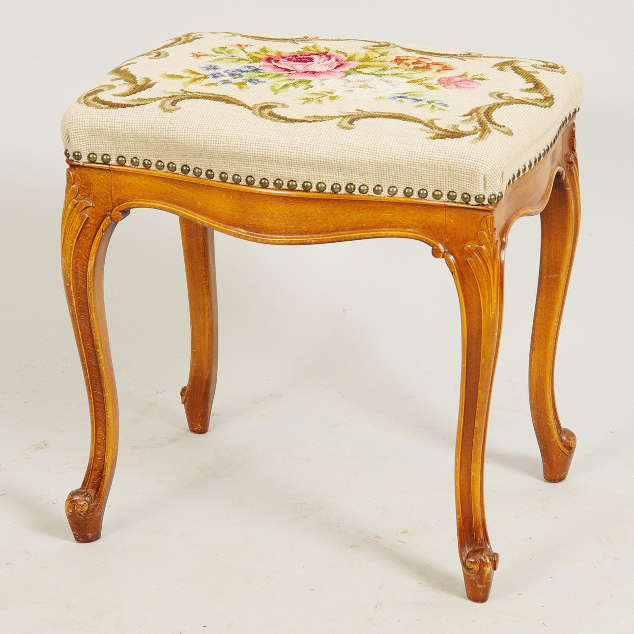 PALL, mahogny med broderad sits, rokokostil.