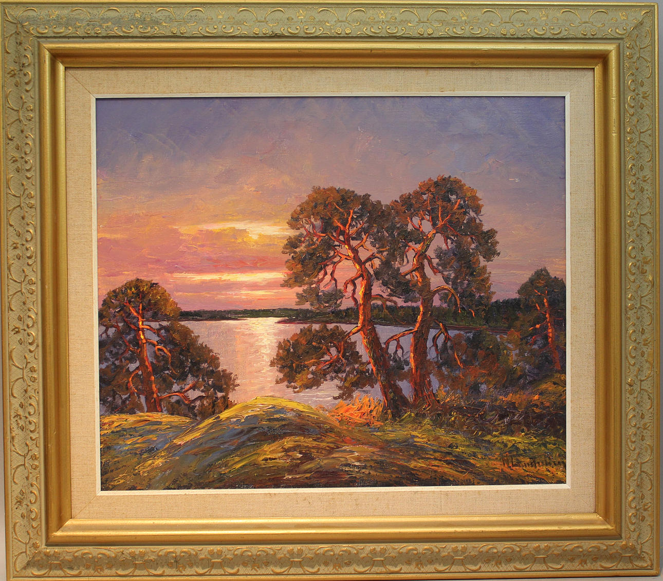 OIDENTIFIERAD KONSTNÄR. Skärgårdslandskap i solnedgång. Olja på duk. Otydlig singatur.
