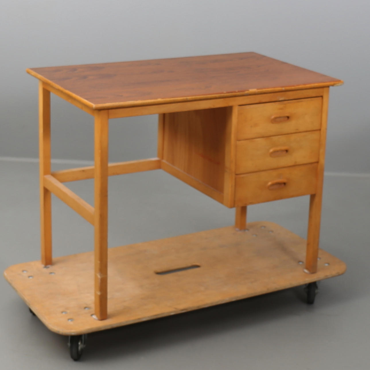 SKRIVBORD i bok 1950/60-tal.