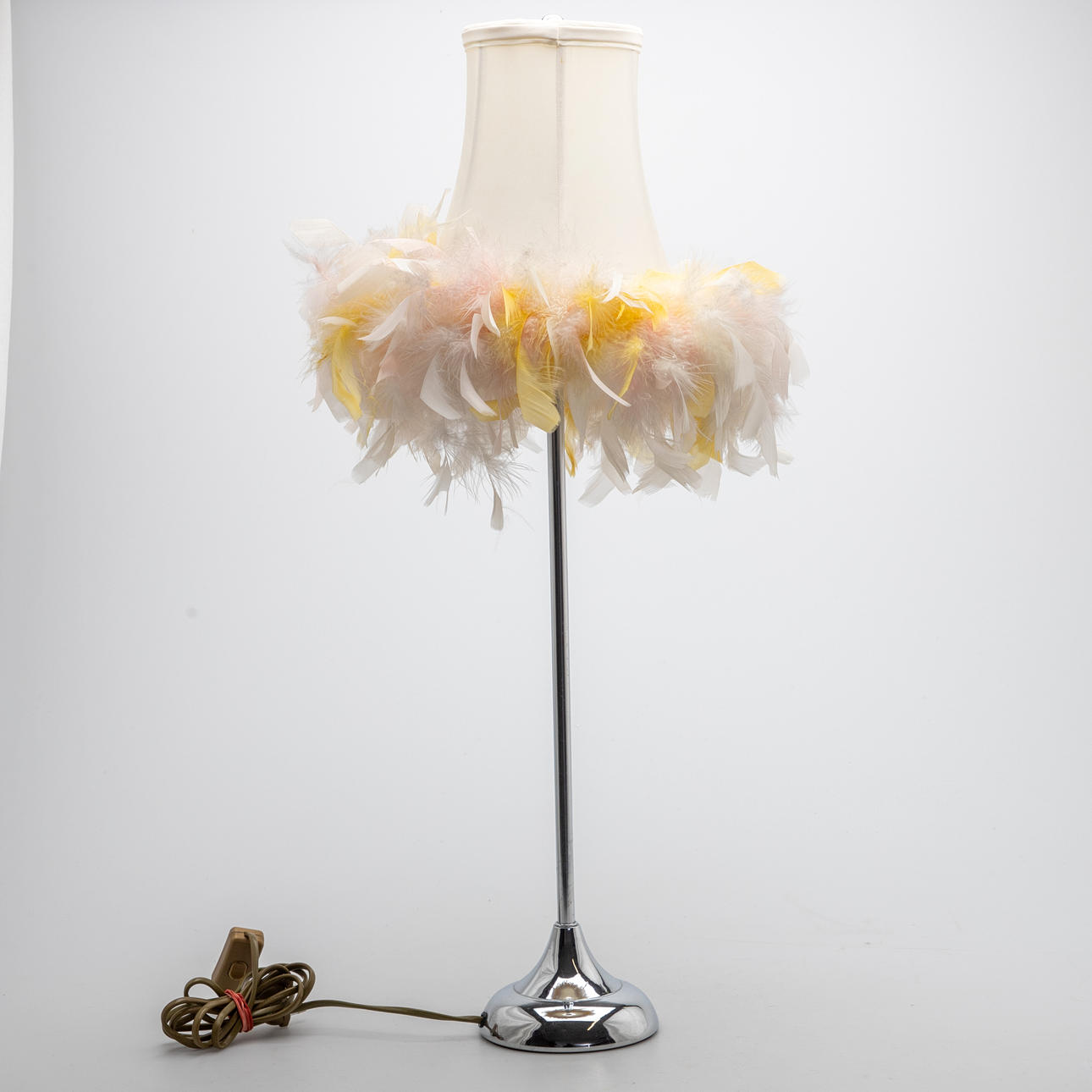 Tischlampe mit Federn.