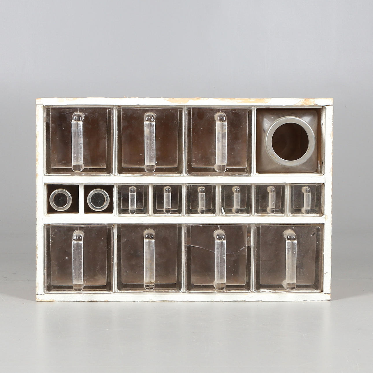 KRYDDHYLLA, glas/trä, 1900-talets första hälft.