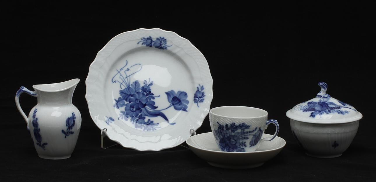 KAFFESERVISDELAR, porslin, 19 delar, "Blå blomster", Royal Copenhagen, Danmark.