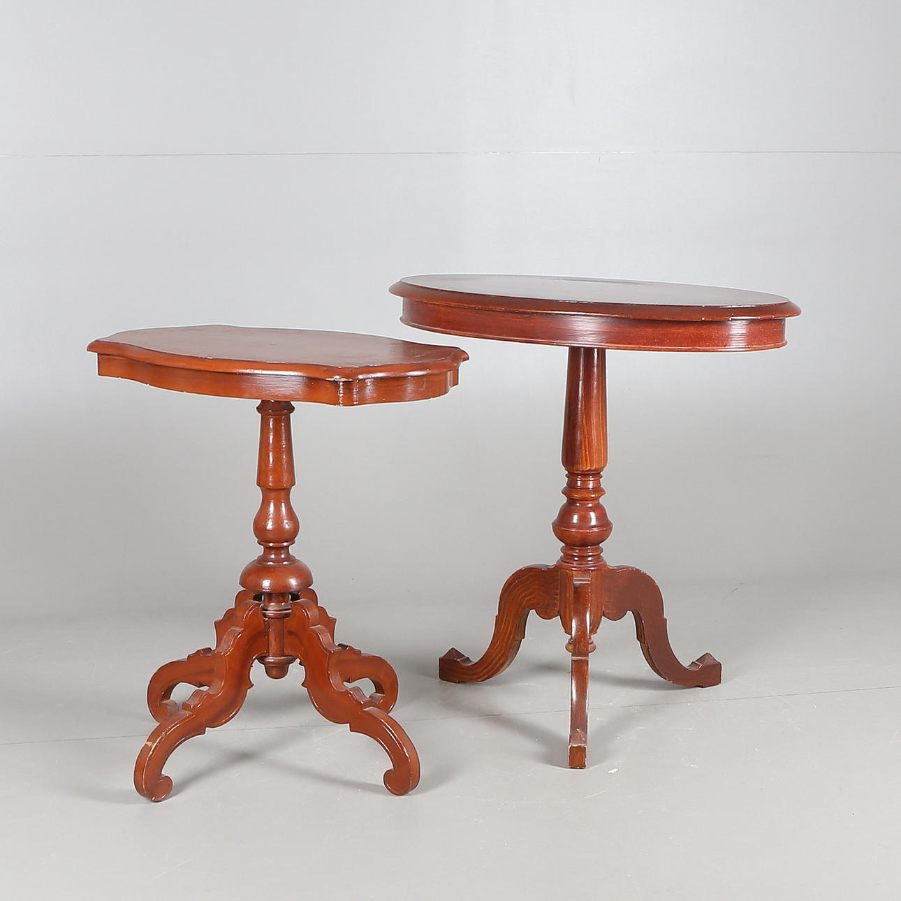 PELARBORD, 2 st, drickamålade (mahognyimitation), sent 1800-tal.