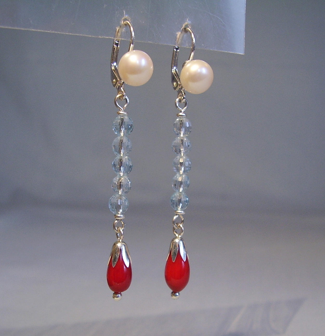 BLÅ TOPAZ ÖRHÄNGEN med äkta pärlor och korall silver 925 handgjorda.