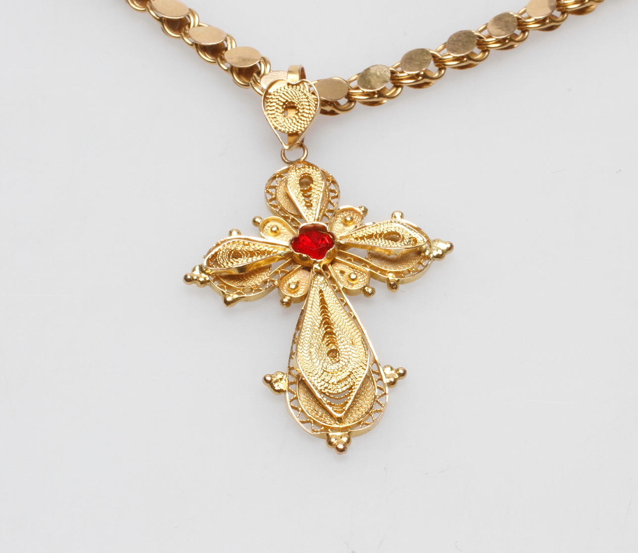 HALSKEDJA samt HÄNGE MED RÖD STEN, 18k guld, vikt ca 18,8 gr.