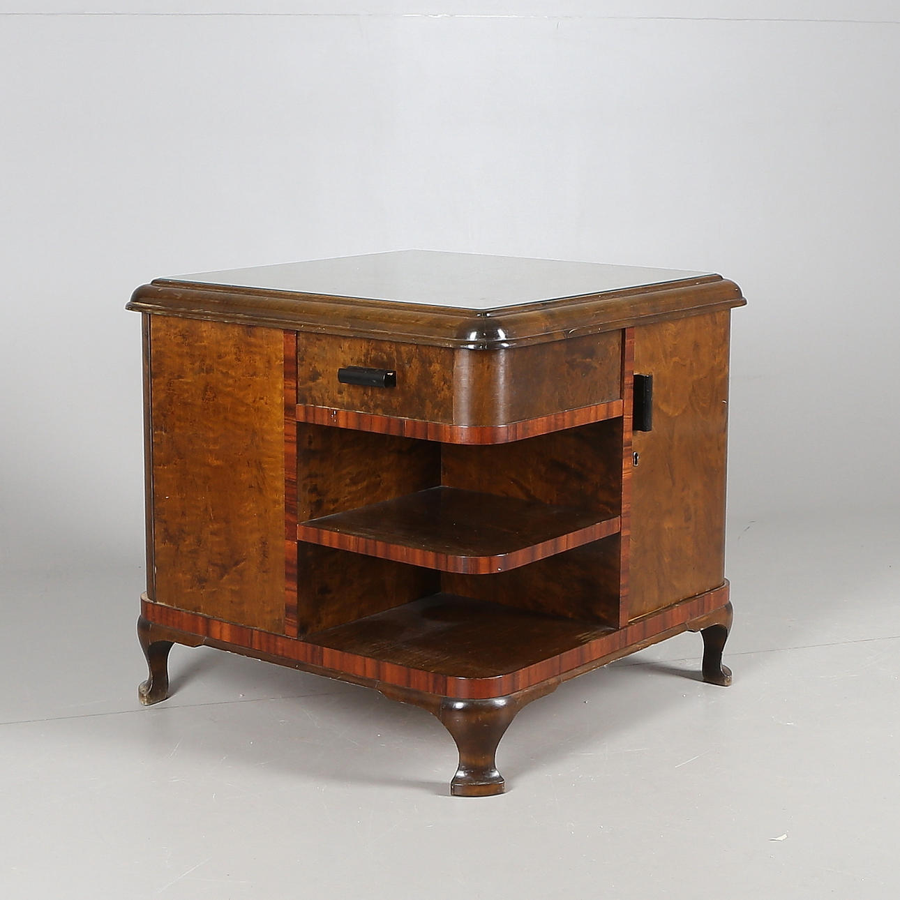 RÖKBORD, trä/glas, 1900-talets andra fjärdedel.