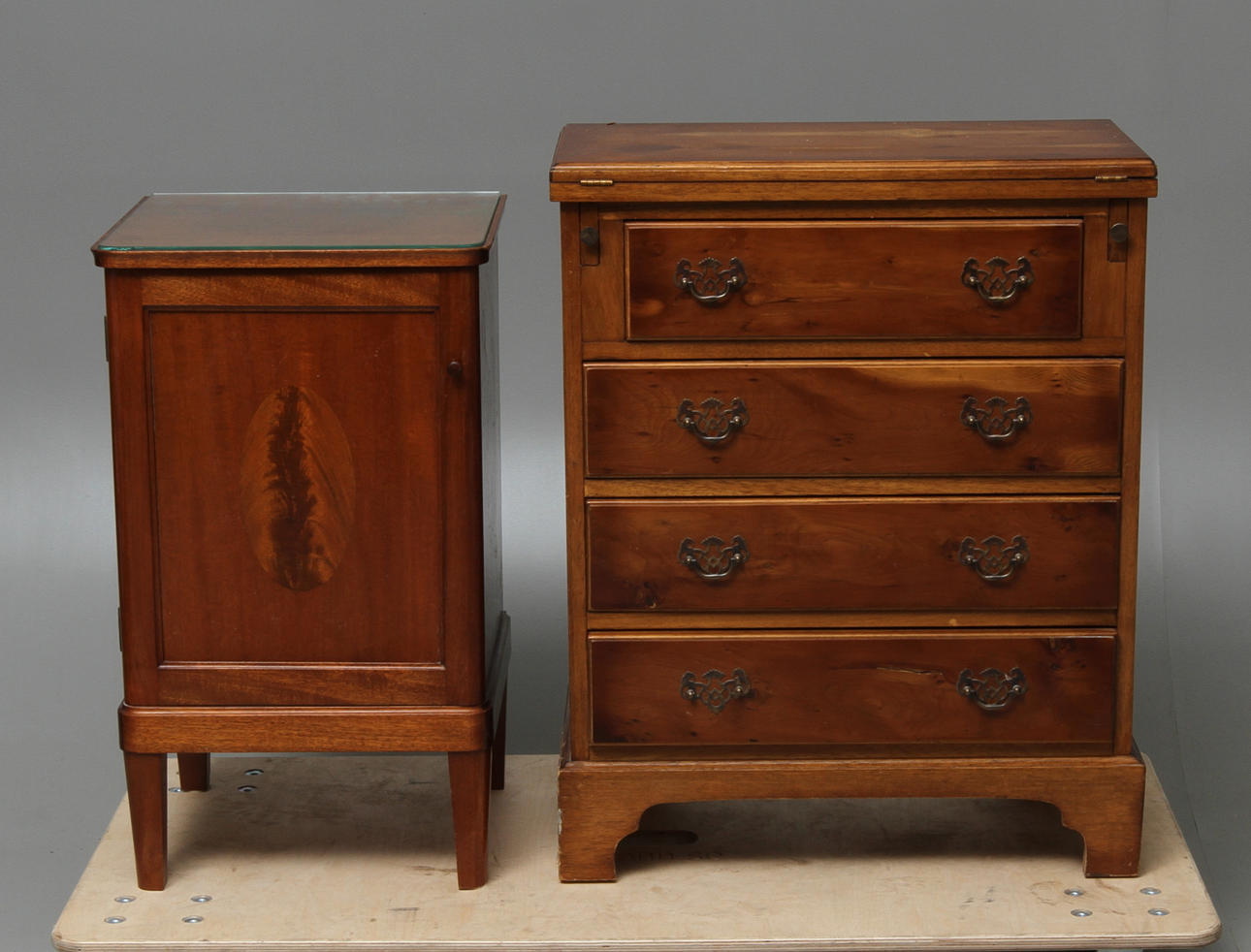 BYRÅ MED SKRIVKLAFF, engelsk stil samt NATTDUKSBORD, 1900-tal.