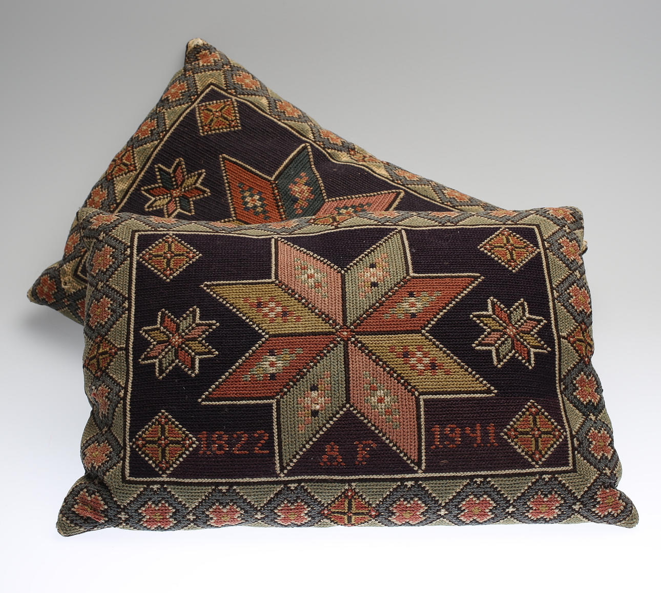 KUDDAR, 2 st, yllebroderi, troligen Skåne, 1900-tal.