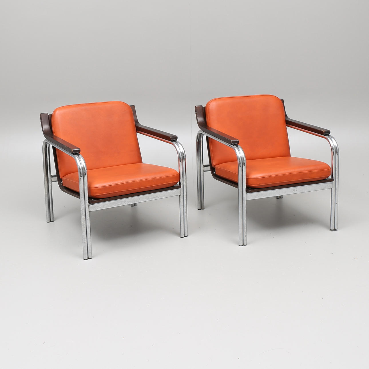 FÅTÖLJER, ett par, trä/stålrör med galonklädsel, 1900-talets andra hälft.