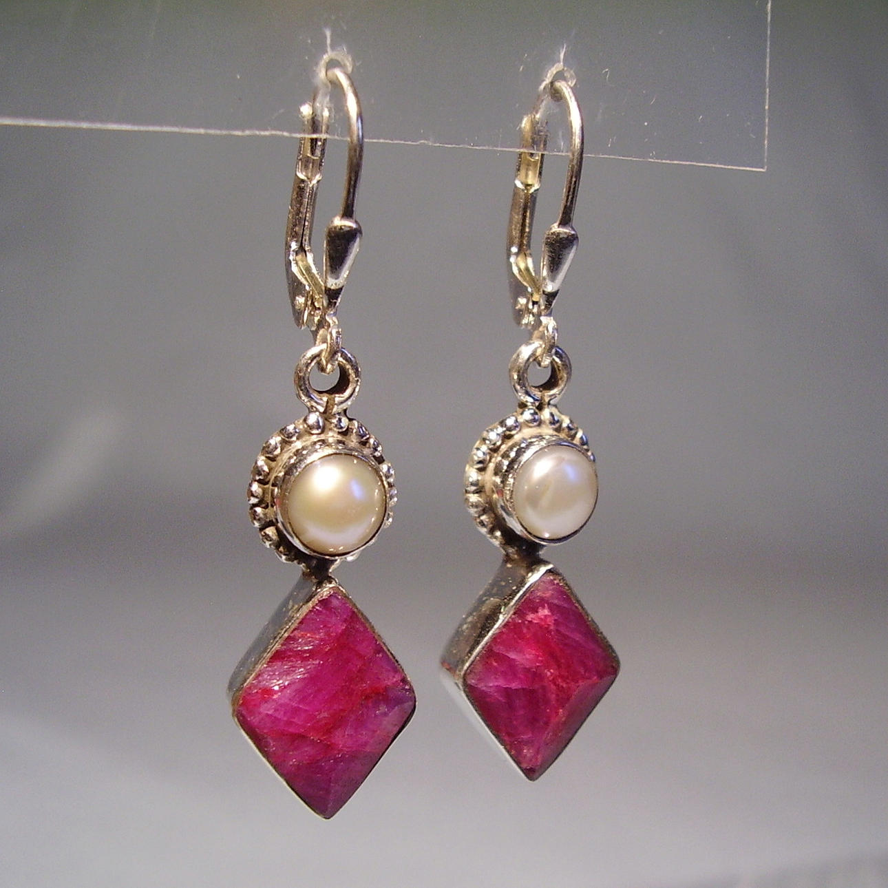 NATURLIGA RUBINÖRHÄNGEN 7 ct. 925 silver med Mabé-pärlor.