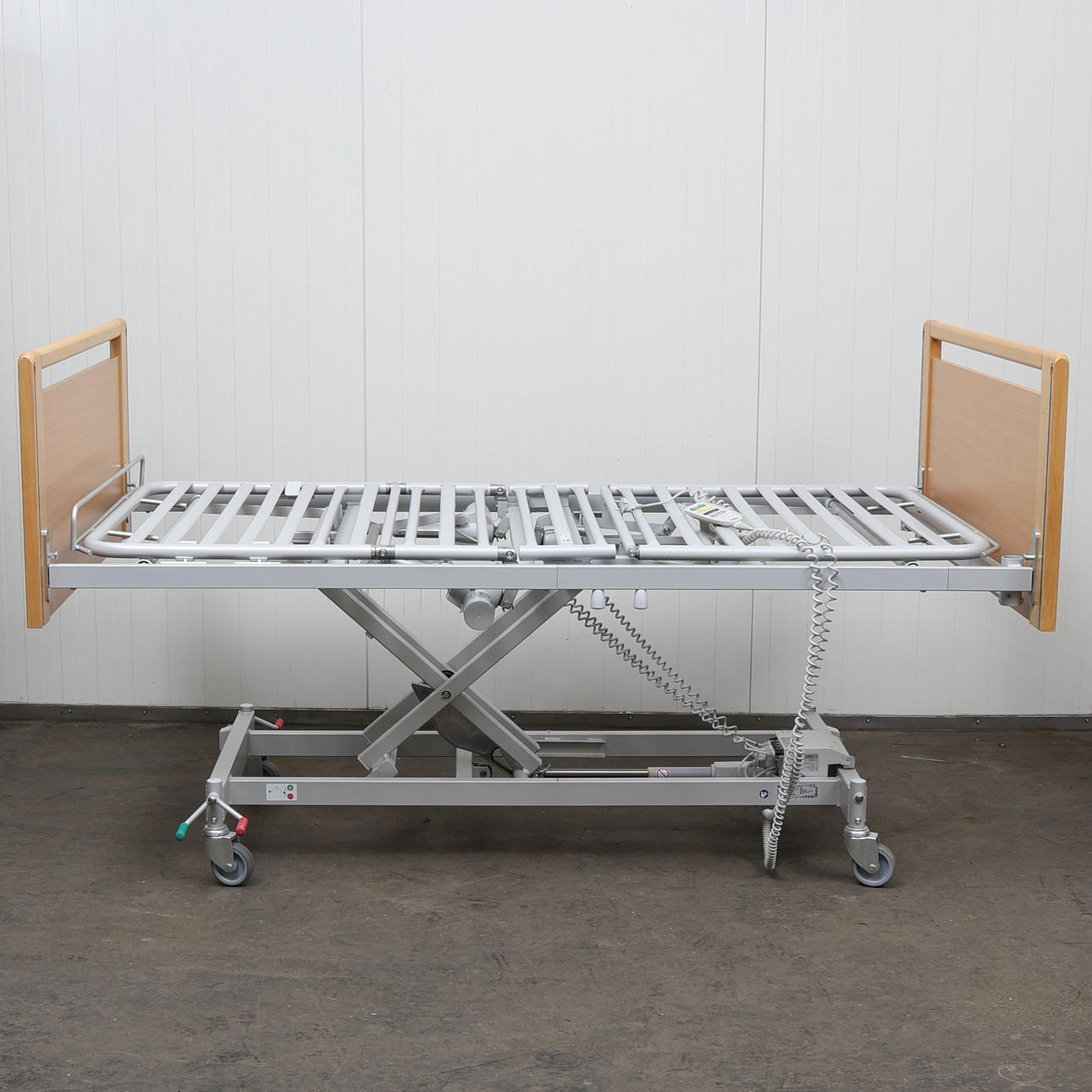 HOSPITAL BED, Invacare, electrically adjustable, on wheels.
