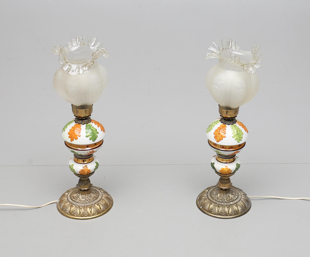 FOTOGENLAMPA, majolika, 1900-talets andra hälft.