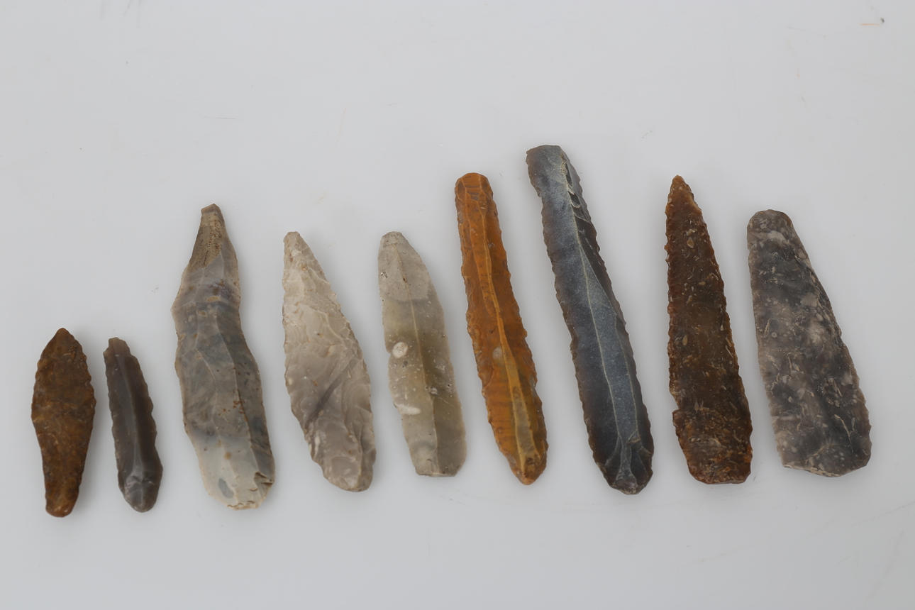 DOLKAR OCH SPETSAR, stenåldern, 9 stycken.