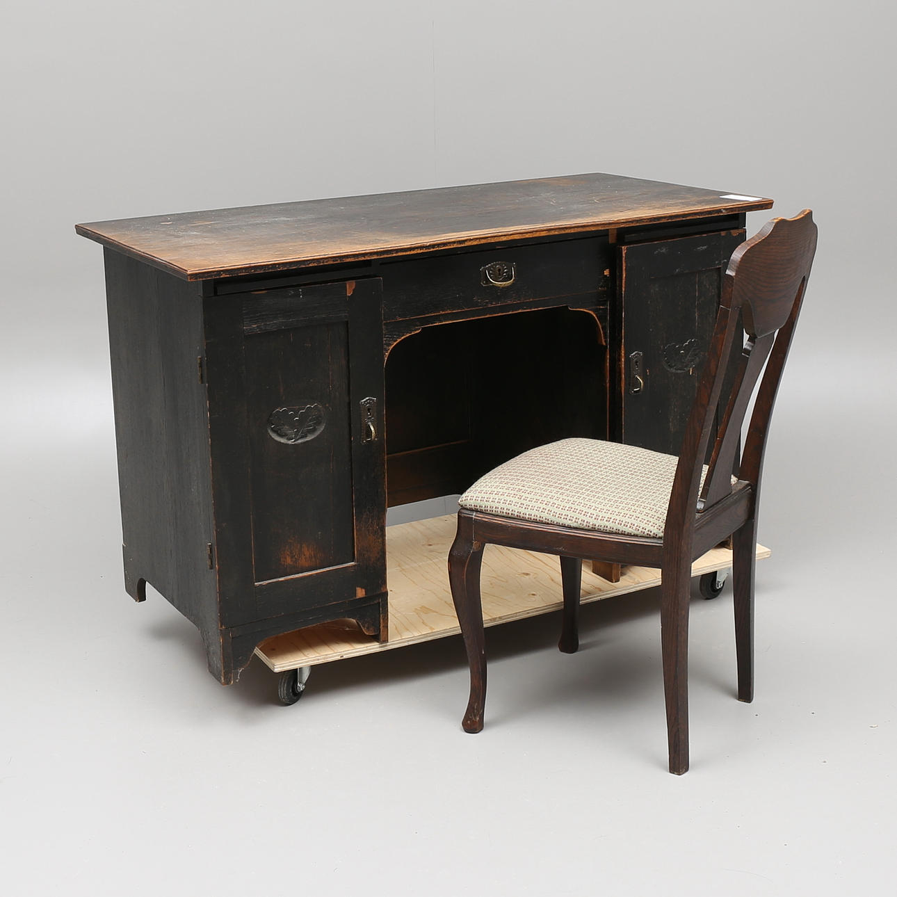 SKRIVBORD och STOL, ek, 1900-talets första hälft.