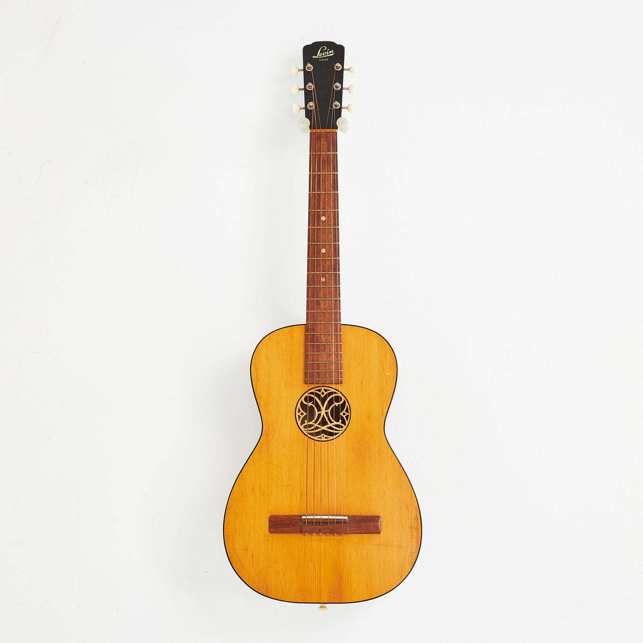 LEVIN, akustisk gitarr, gran, björk, modell 135 Junior, ca 1968.