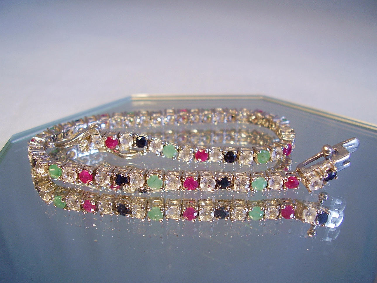 RIVIERE ARMBAND med ädelstenar safir-rubin smaragder totalt 4,67 ct.