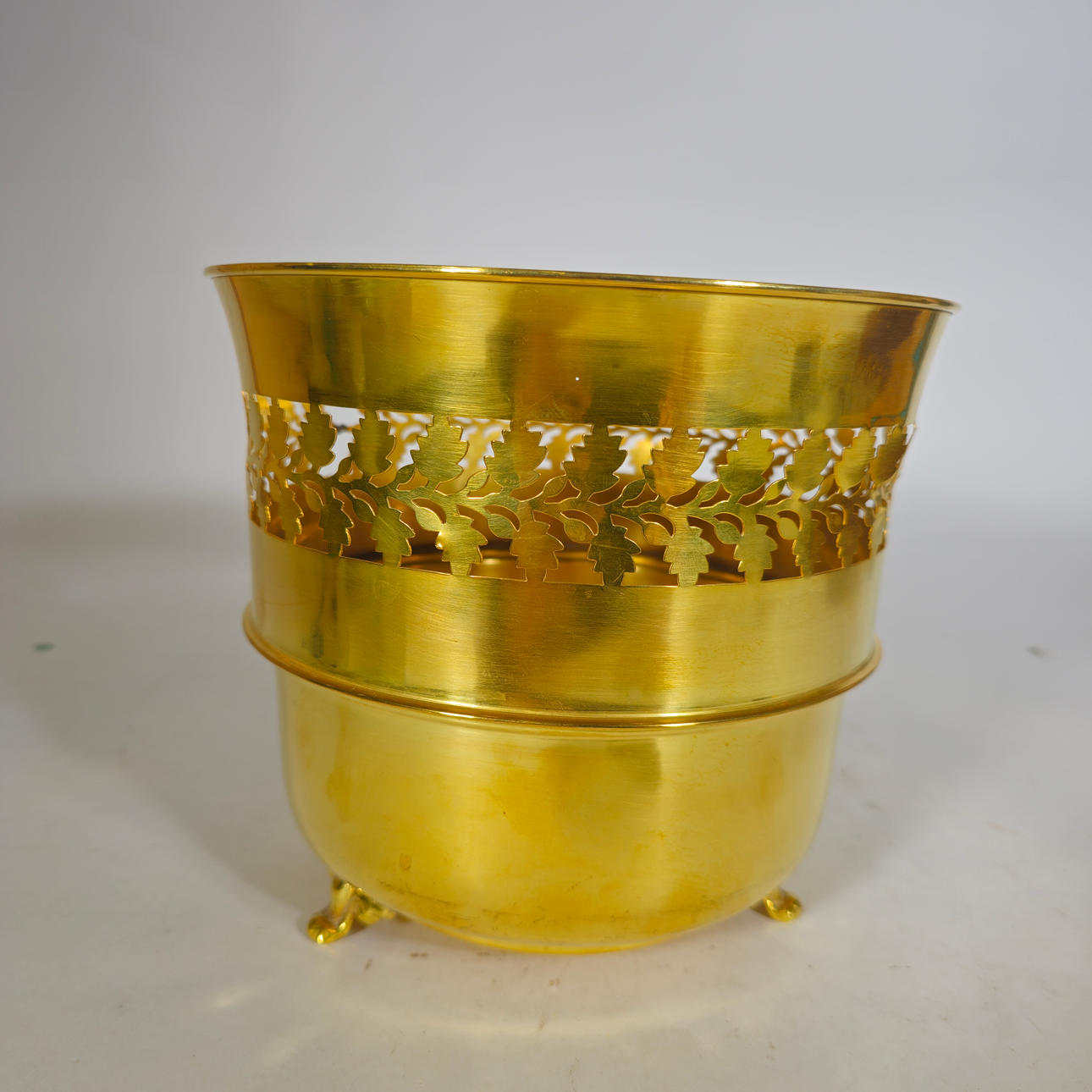 ANTIGUO MACETERO DE LATÓN CON CENEFA CALADA.