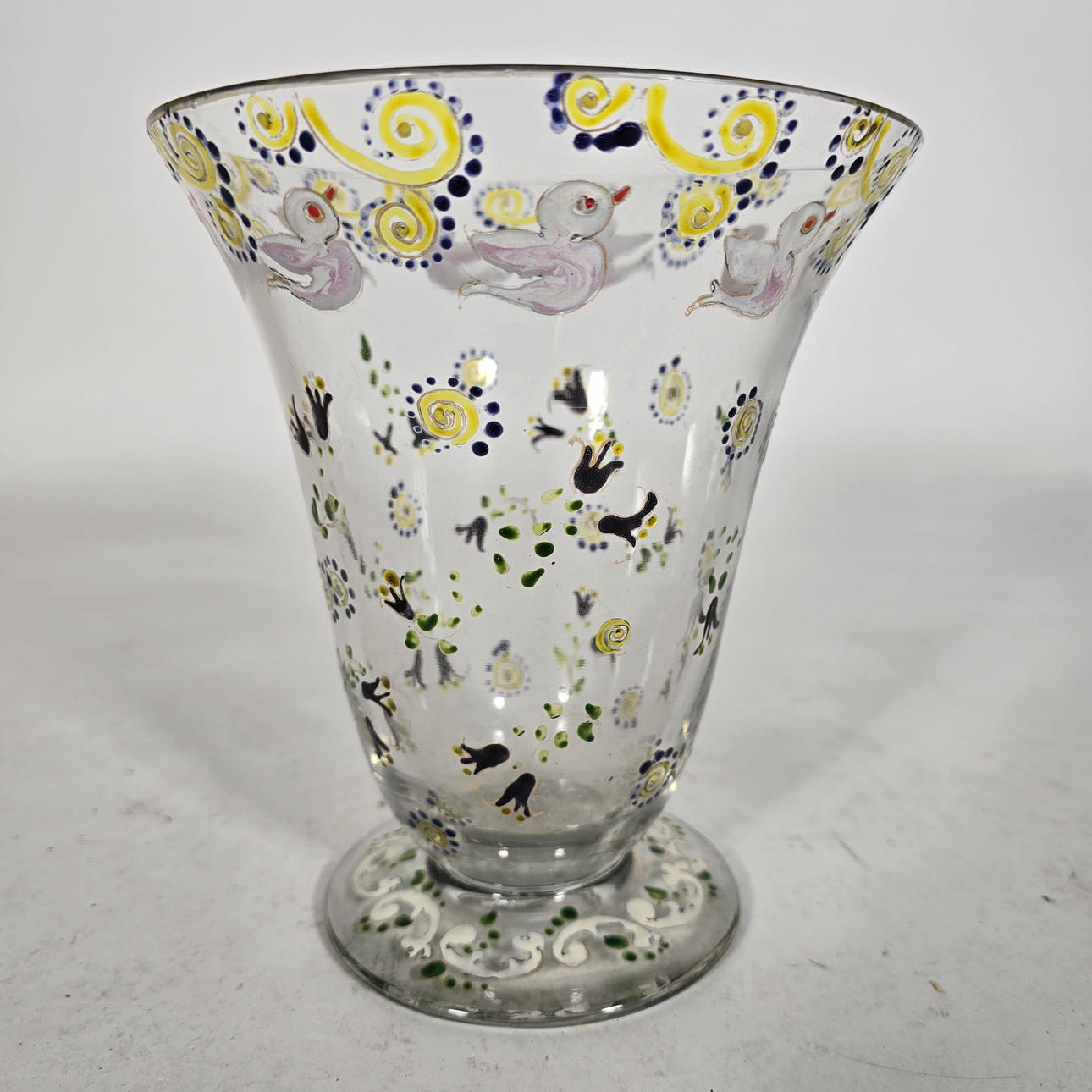 GLASVASE MED FARVEDETALJER.