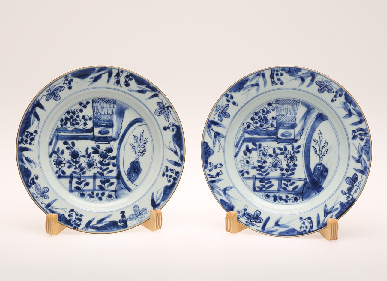 FAT, 2 st, 1700-tal. Kina, dekor i underglasyrblått av blommor.