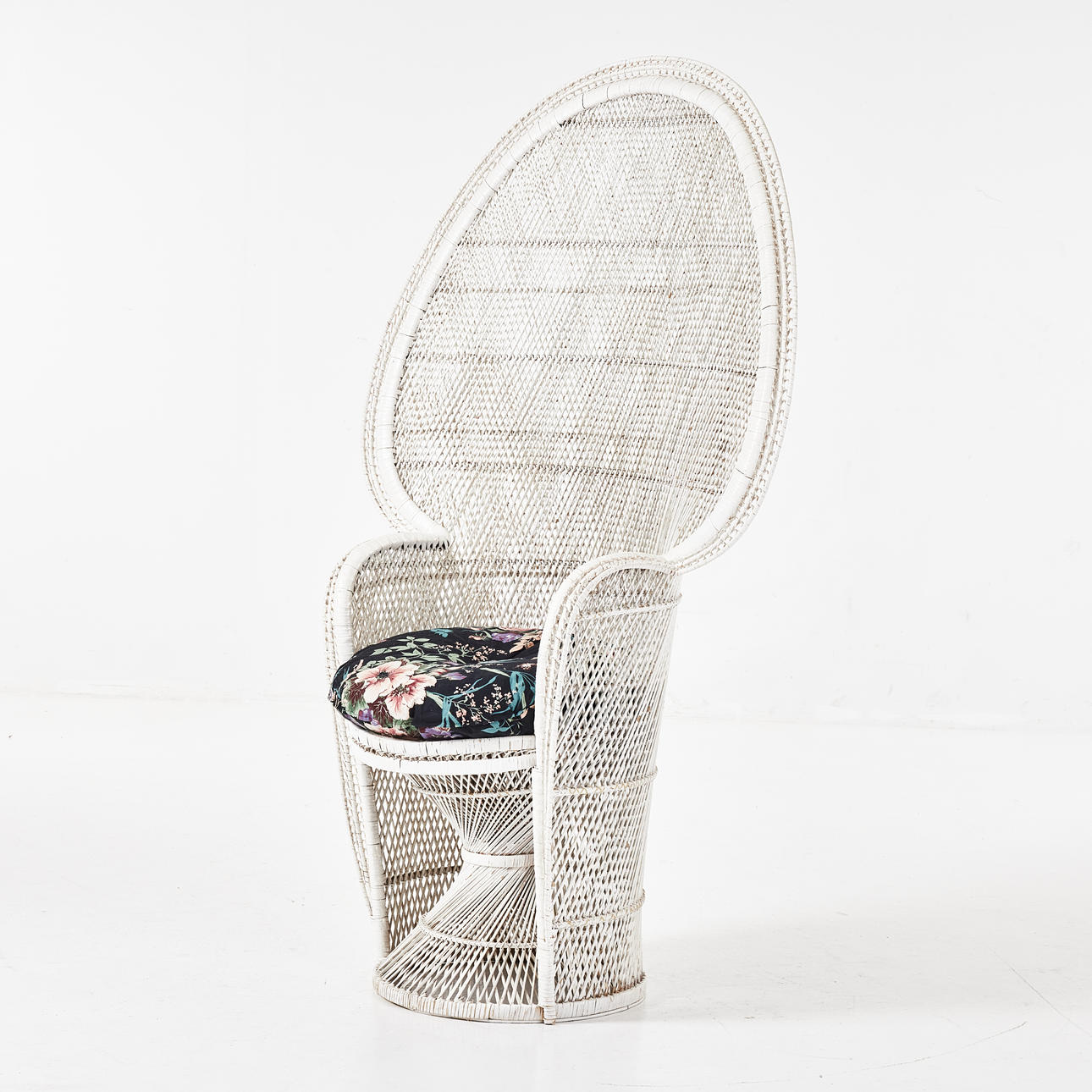 KORGSTOL, 1900-tal, bemålad rotting. Lös sittdyna.