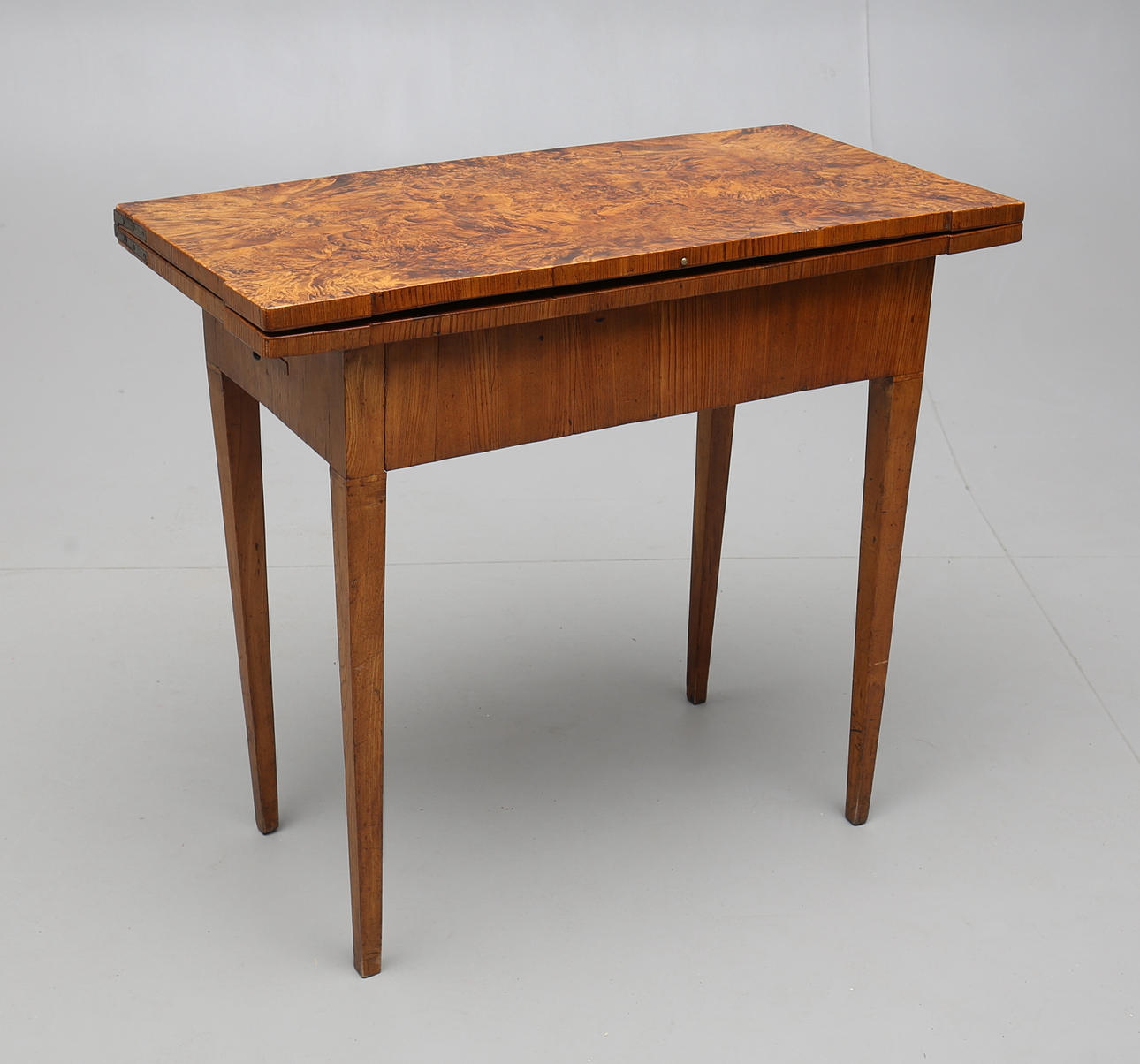 SPELBORD, Mälardalen, skiva i alrot samt alm, 1700/1800-tal.