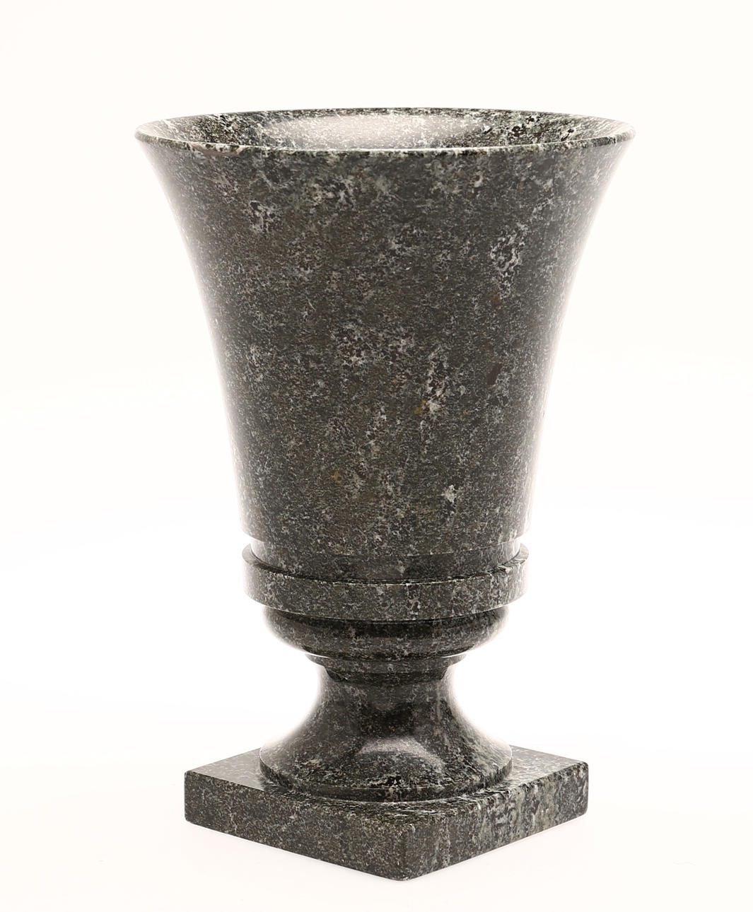 URNA, Kolmårdsmarmor, 18/1900-tal.