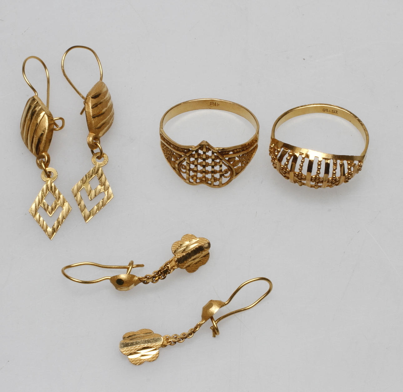 RINGAR, 2 st samt ÖRHÄGNEN, 2 par, 21k guld, vikt ca 6,5 gr.