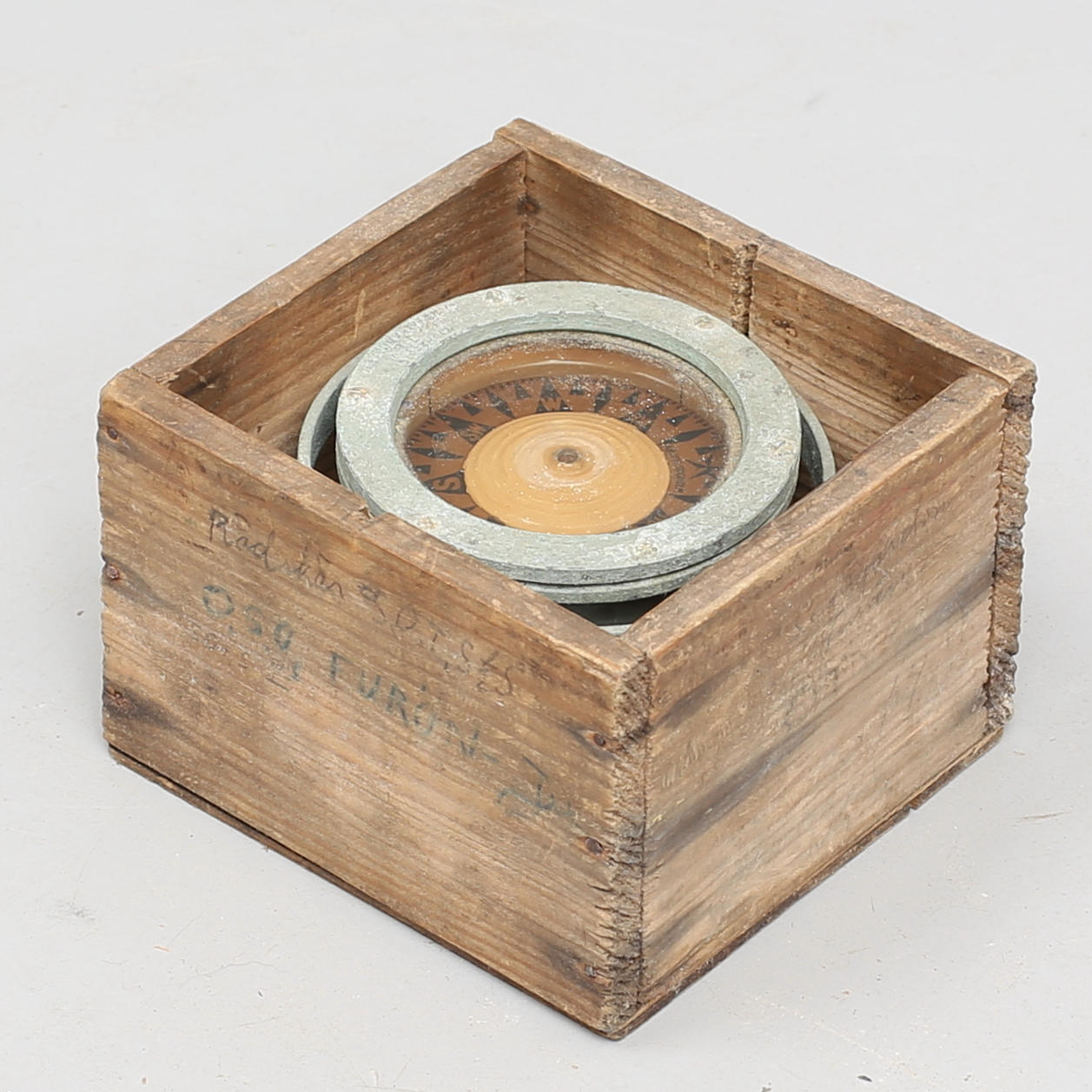 FARTYGSKOMPASS, i skrin, G.W. Lyth AB, Stockholm, numrerad 25381.