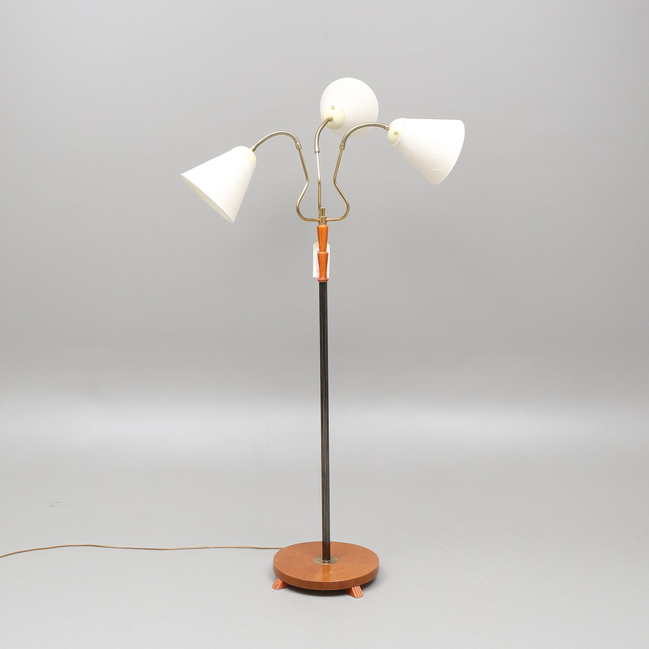 GOLVLAMPA, 3-armad, 1900-talets andra hälft.