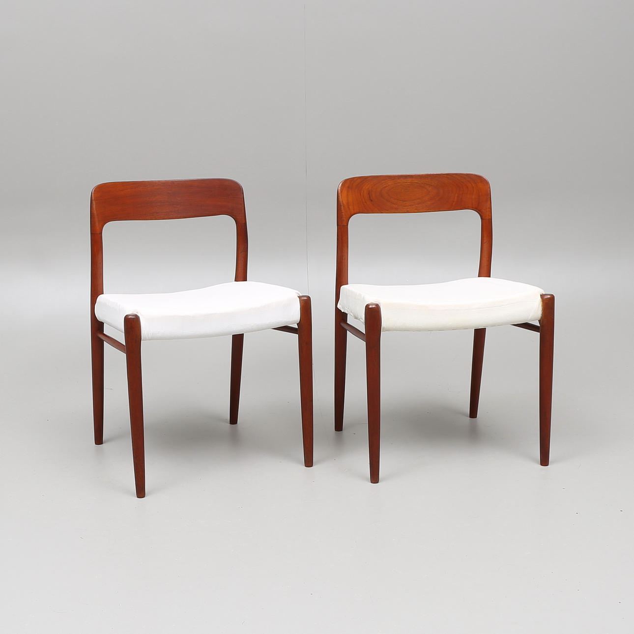 NIELS O MØLLER. Stolar, ett par, "Stol no 75", J.L. MØLLER, Danmark, 1950/1960-tal.