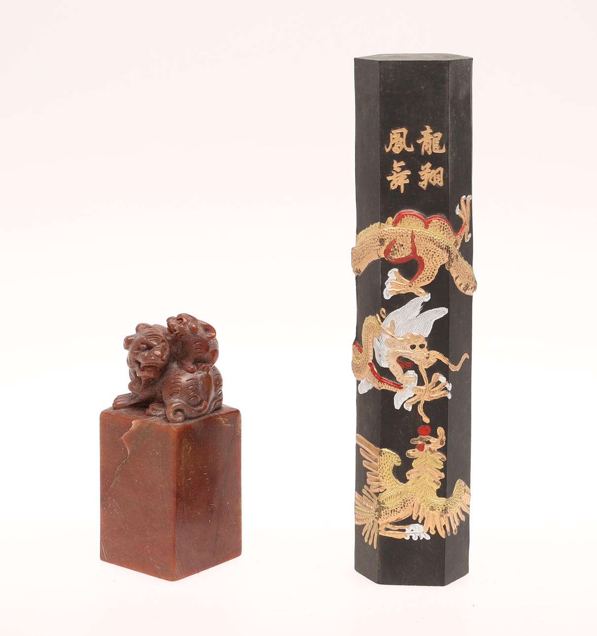 FIGURIN på sockel samt TRÄSTAV med reliefdekor av drakar, marmor och trä.