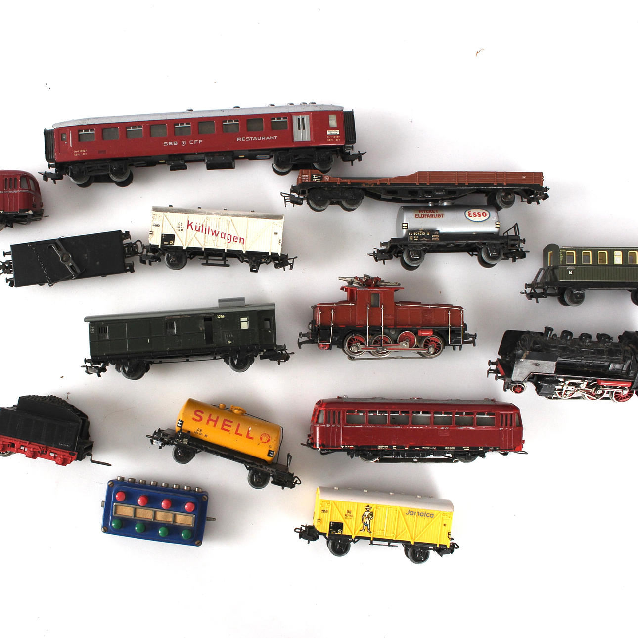 A LARGE COLLECTION OF MODEL TRAIN EQUIPMENT.