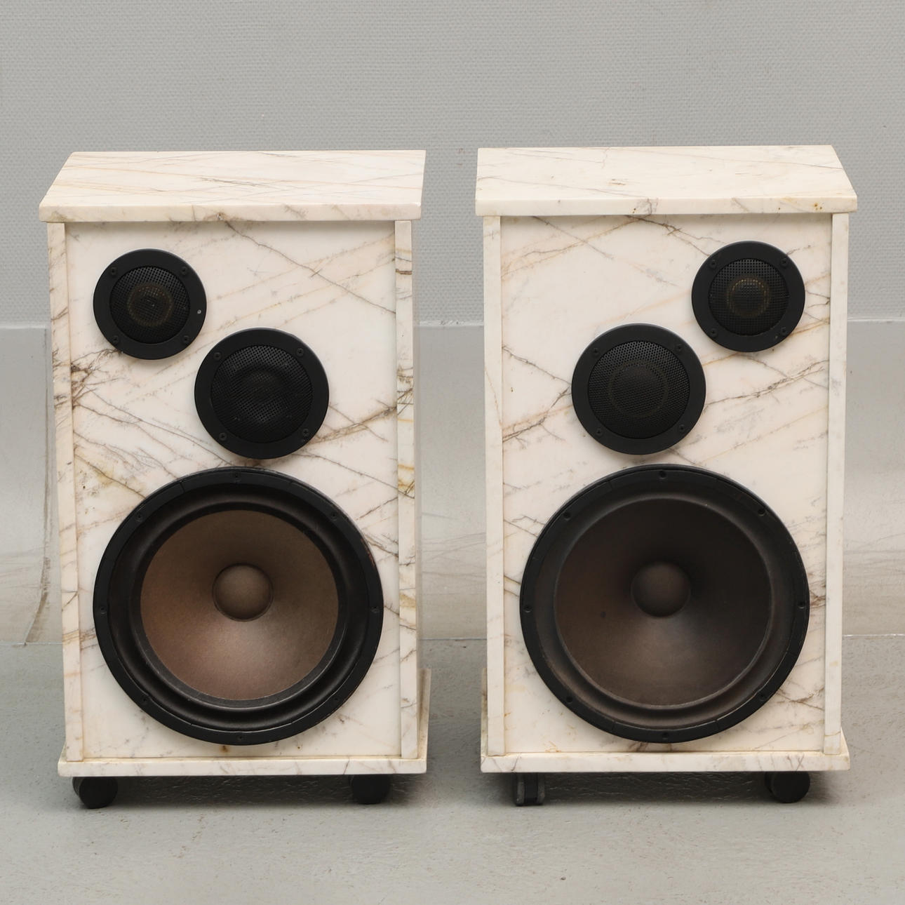 A pair of speakers, marble. Collectables - Technica & Nautica - Auctionet