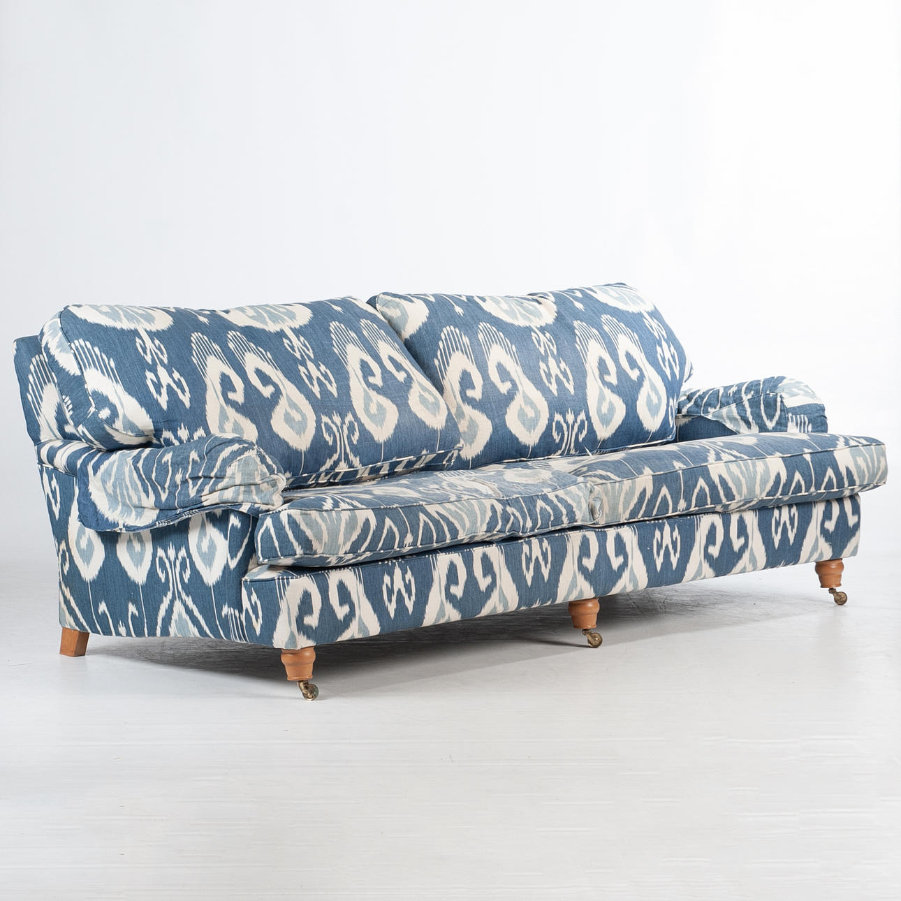 SOFFA HOWARDMODELL klädd i ikat bokhara GP & J Baker.