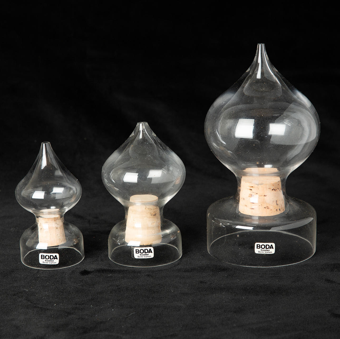 BERTIL VALLIEN. Socker-, peppar,- samt saltströare, glas, "BV 100", Boda.