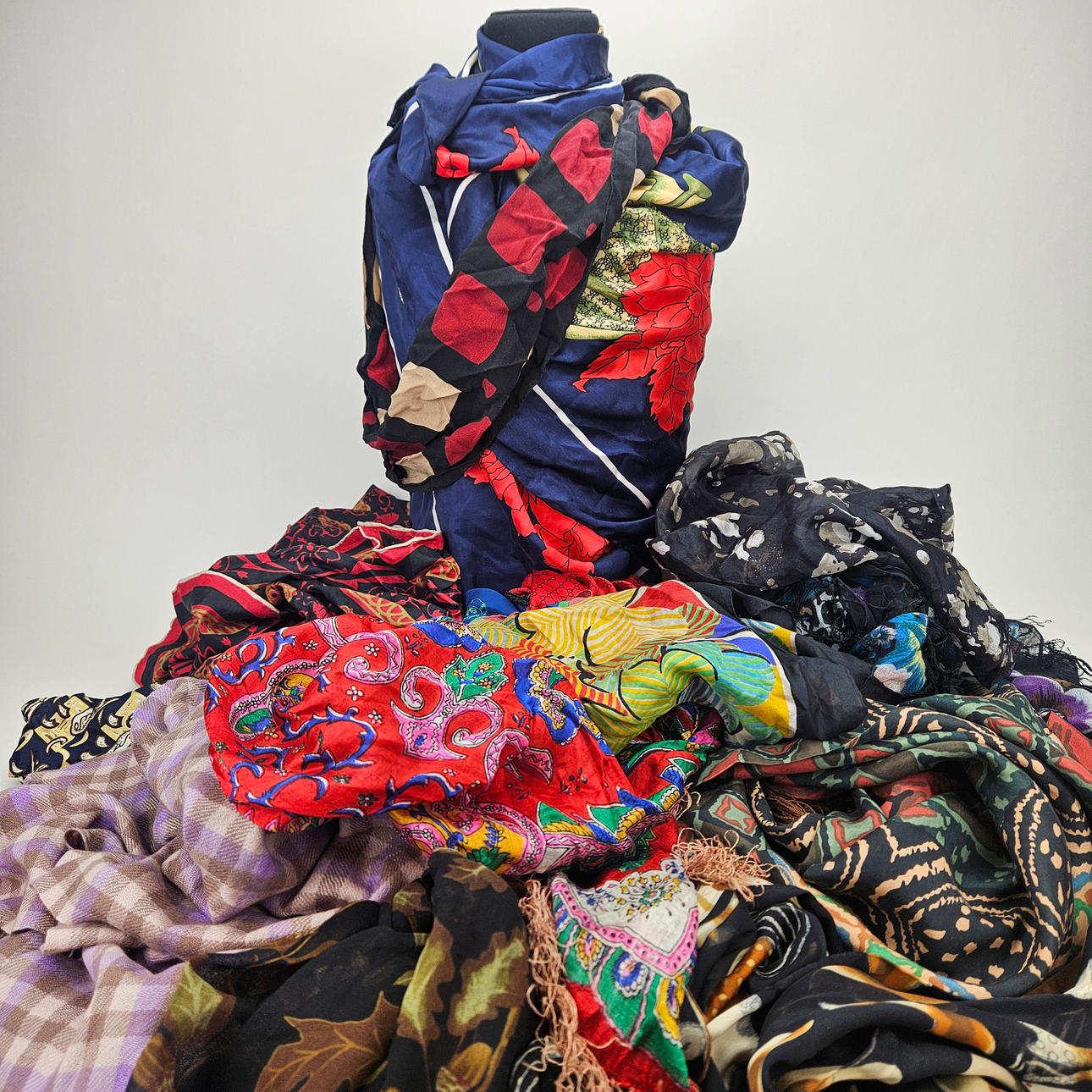 PARTI SCARFS, bland annat siden.