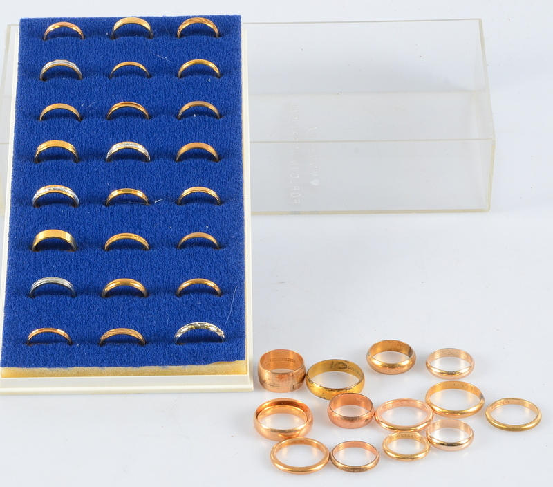 RINGATRAPPER, Moderna förlovningsringar, samt 16 stycken ringar, gulddoublé.